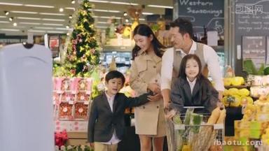亚洲家庭与两个孩子在<strong>超市</strong>购物